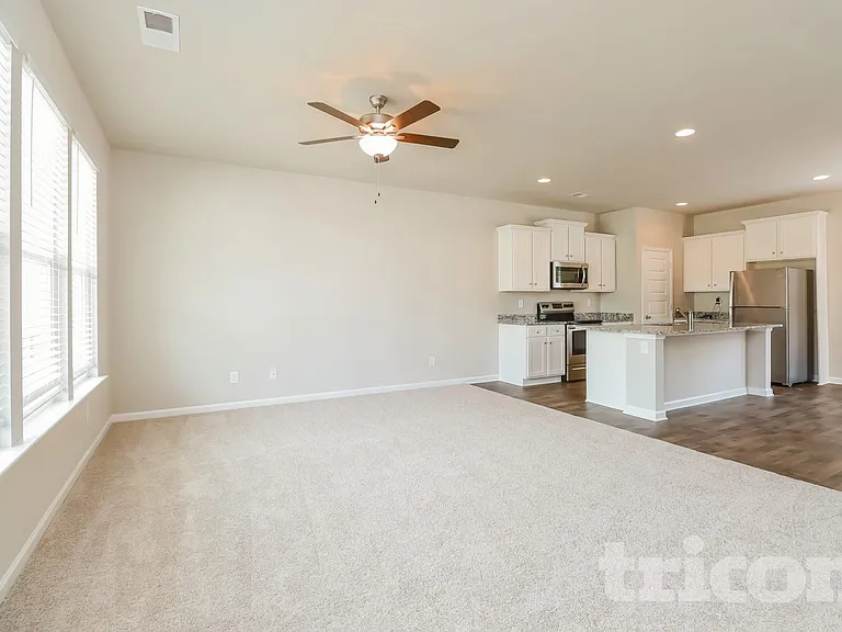 701 Jackson Ct — Photo 3