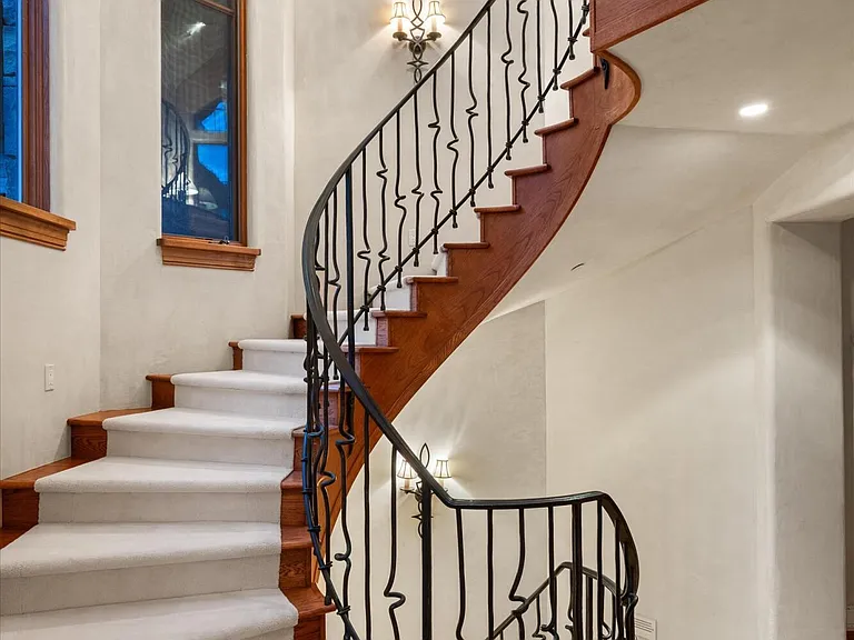 691 Pfister Dr — Photo 16