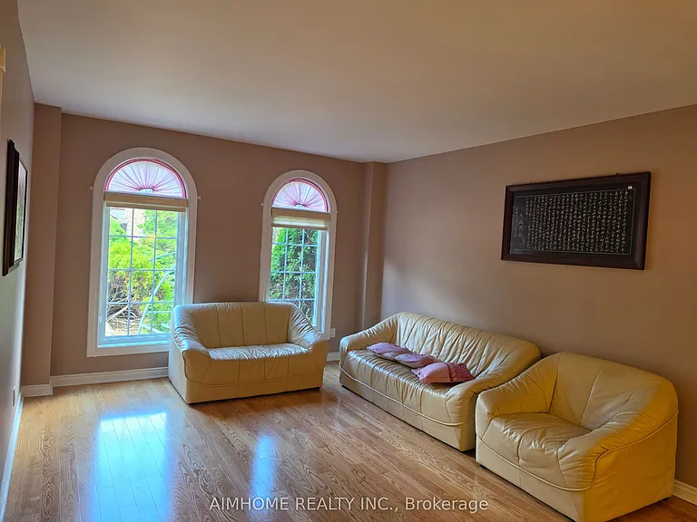 49 Holbrook Ct — Photo 2
