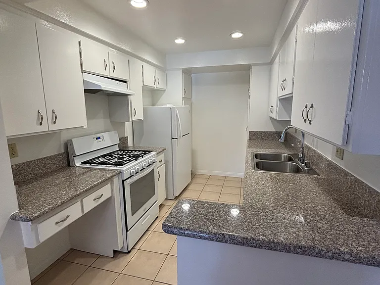 350 S Oakland Ave — Photo 9