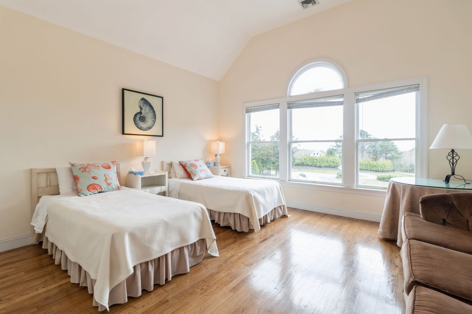  Double beds in this lovely bedroom