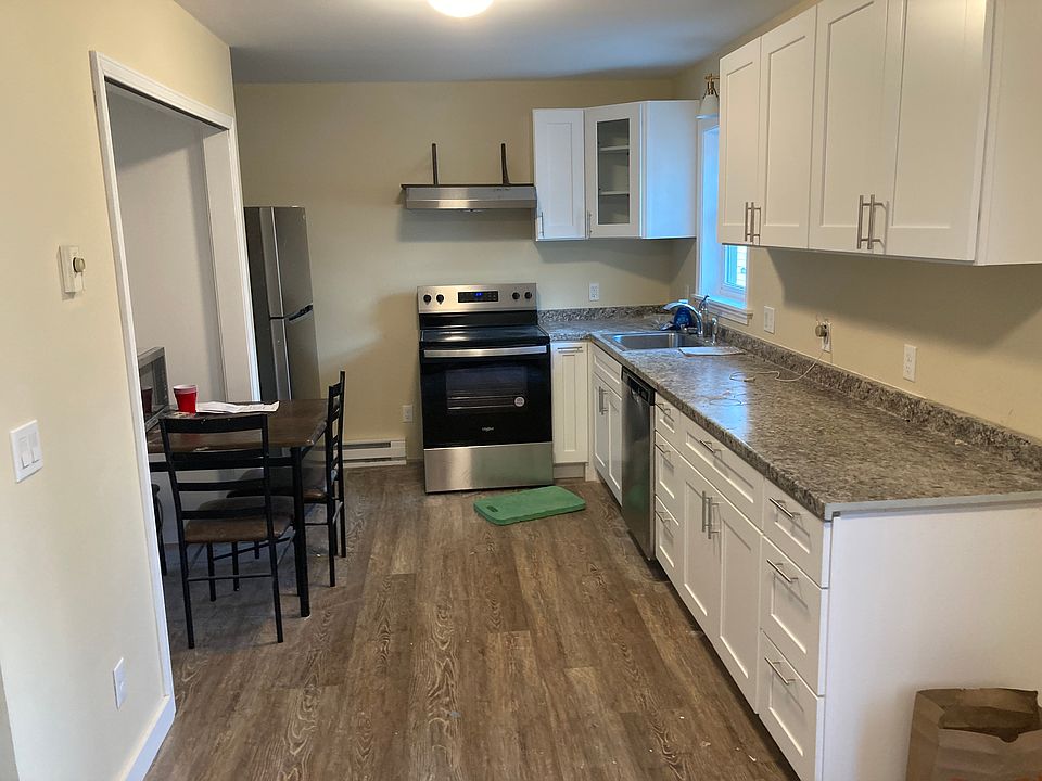 Kitchen w washer/dryer cabinet (where the table is now)