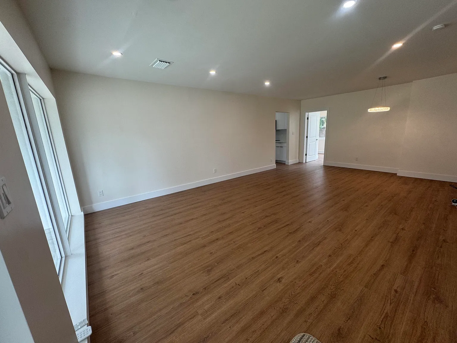 3 bed, 2.0 bath, 1710 sqft, $4,300 — Photo 3