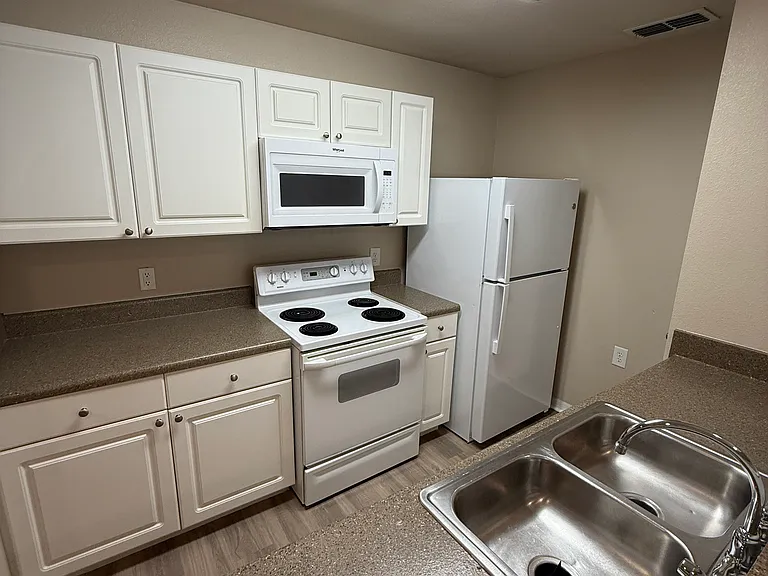 1640 Villa Capri Cir #308 — Photo 10