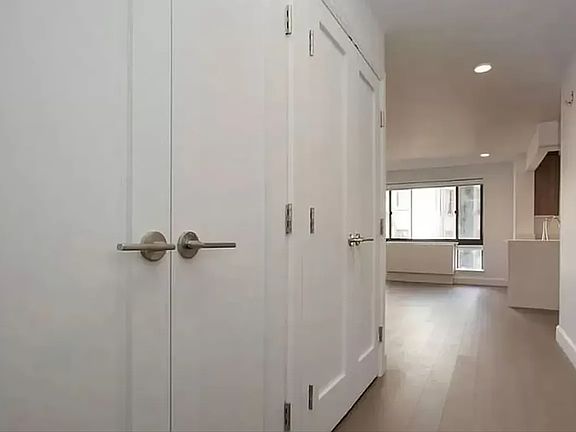 4th image of 311 W 50th St APT 4C