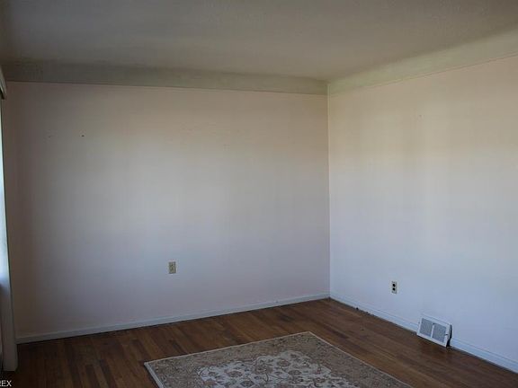 5th image of 8909 Morton Ave