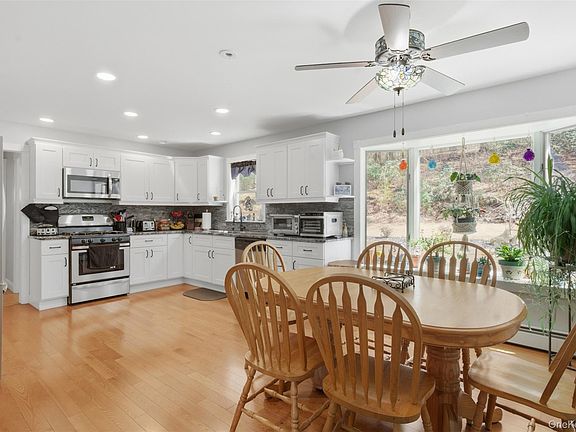 4th image of 1285 Lakes Road
