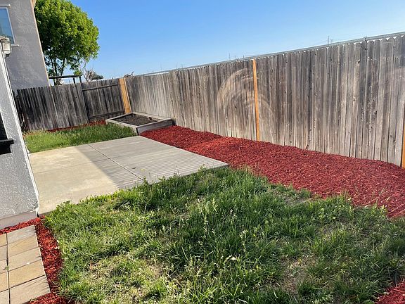 small backyard with no rear neighbors