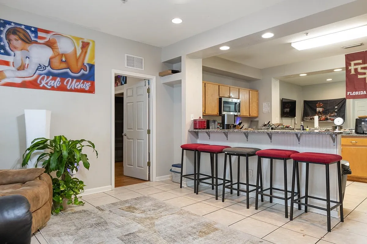 Building Photo - 533 Conradi St #1