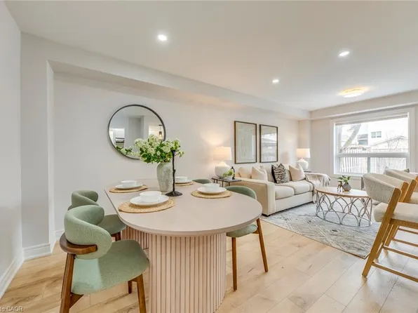 2350 Grand Ravine Dr #17, Oakville, ON L6H 6E2