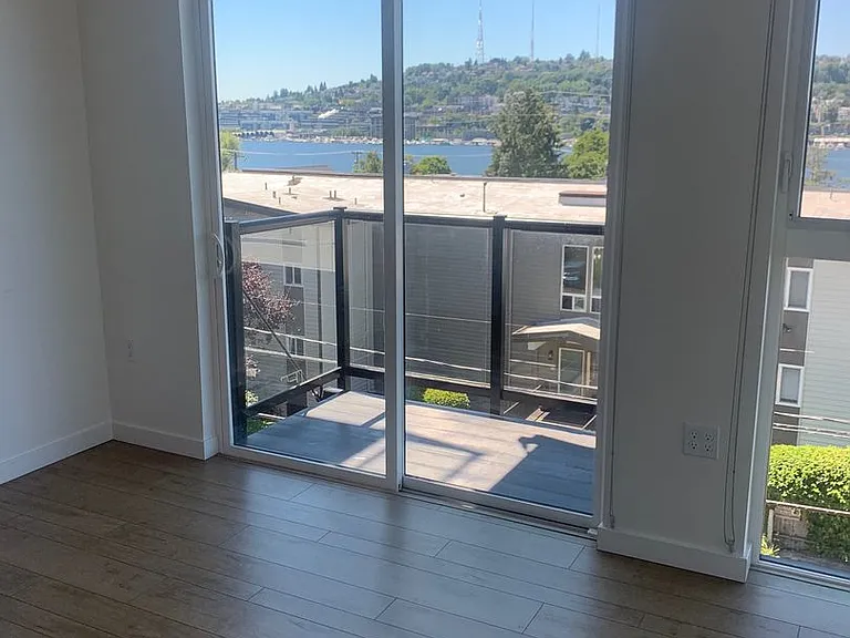 Welcome to Lakeview! - Live in Luxury & Style in the heart of Eastlake — Photo 30
