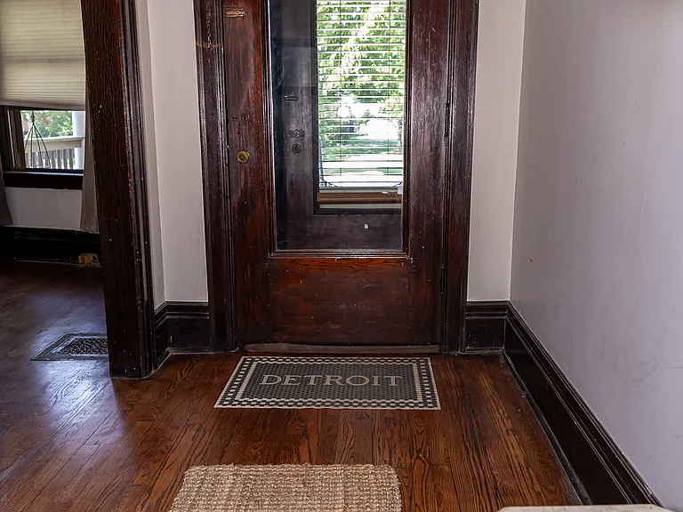 262 W Grand Blvd — Photo 41