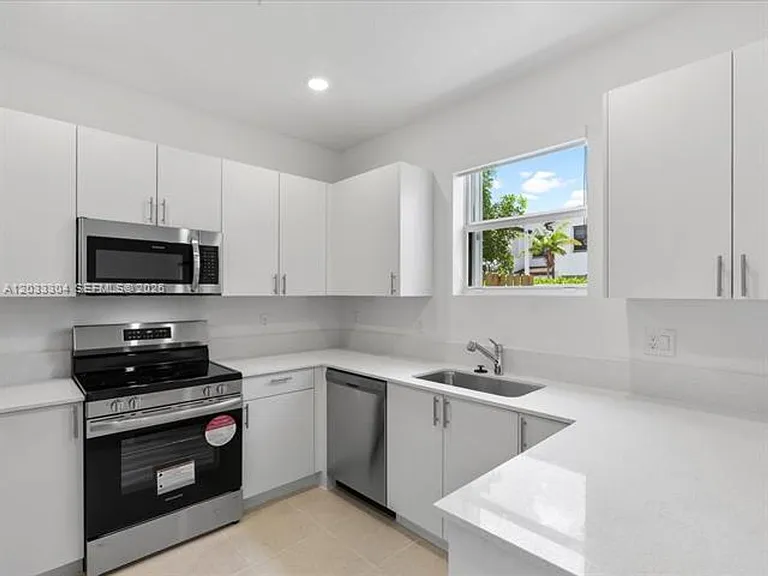 106 SW 184th Pl — Photo 6