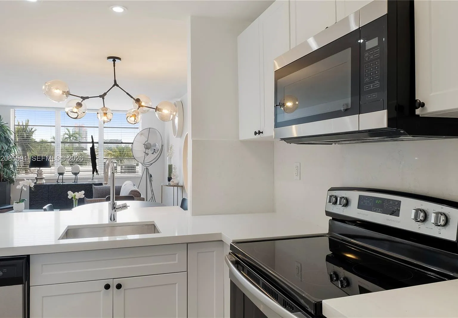 Admiral Towers Condo — Photo 2