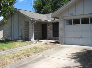 303 Laguna Dr, Victoria, TX 77904