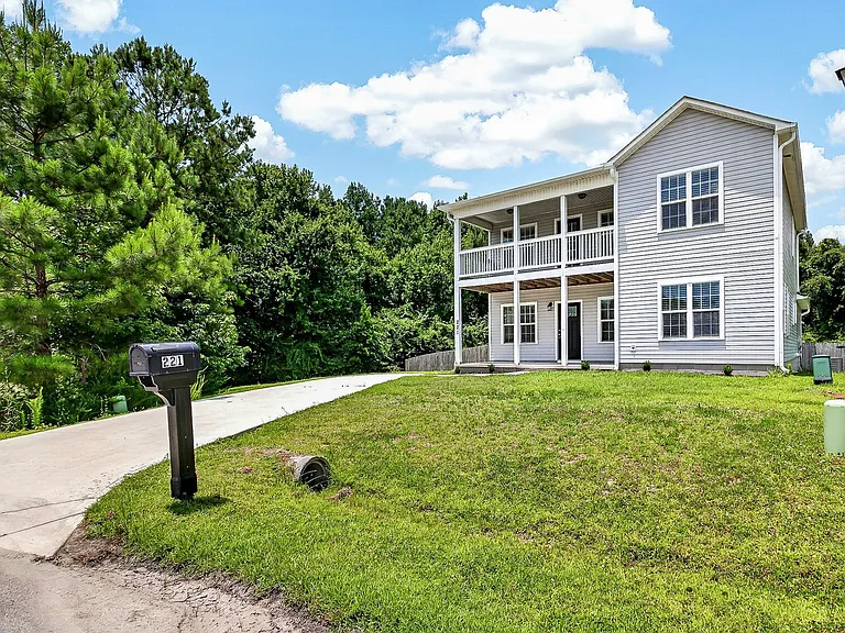 221 Robert Alan Dr — Photo 2