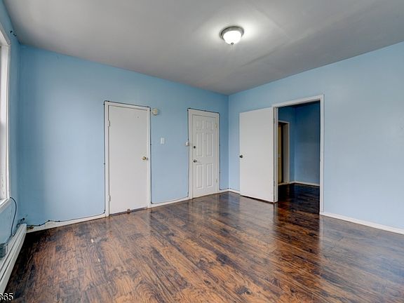 4th image of 442 Elizabeth Ave