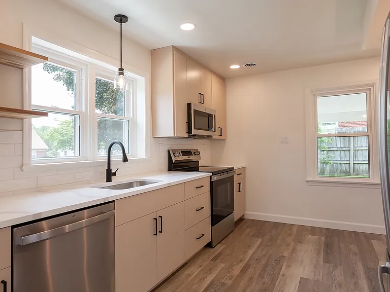 1307 Meadowcreek Ln — Photo 3