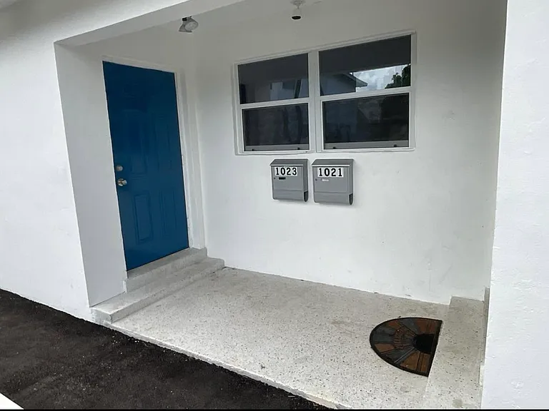 1023 N Tamarind Ave — Photo 3