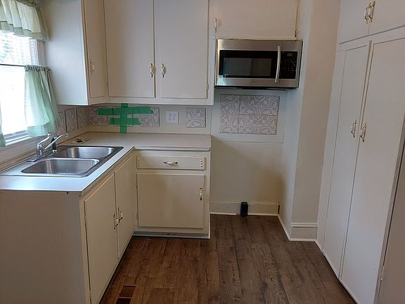 3rd image of 722 Cedar St