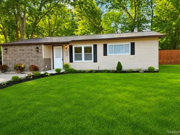 2564 Mueller Rd, Orion, MI 48359