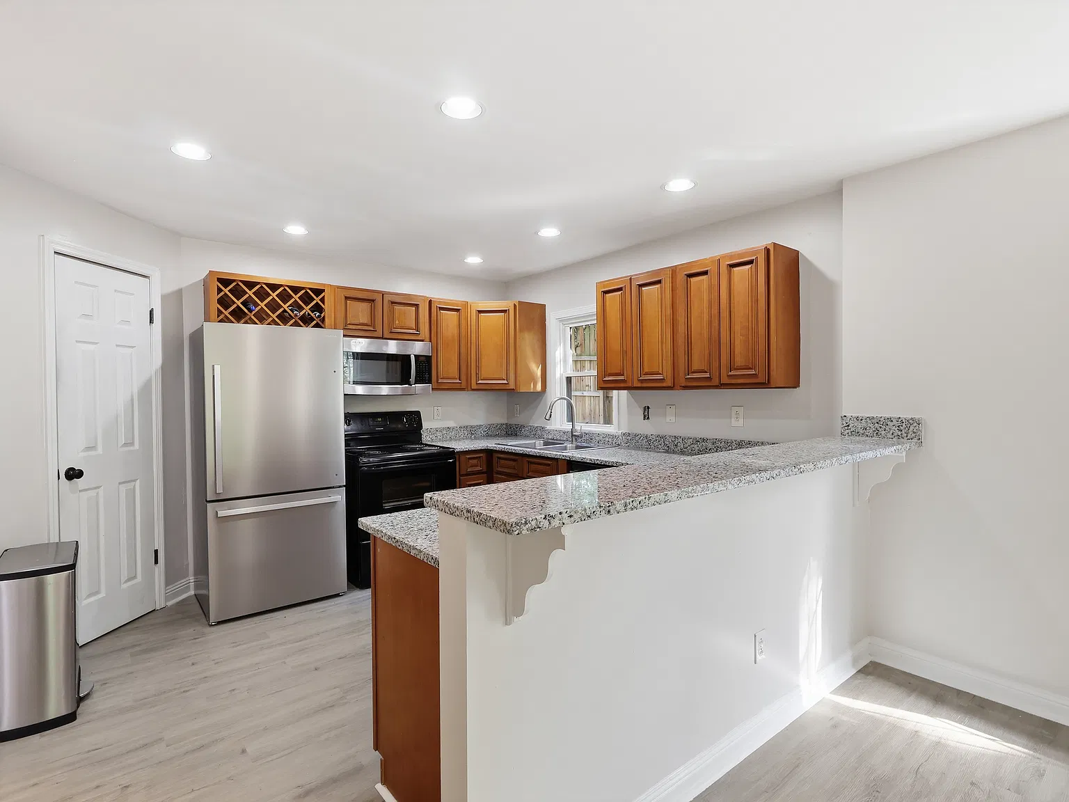 2 bed, 1043 sqft, $1,900 — Photo 4