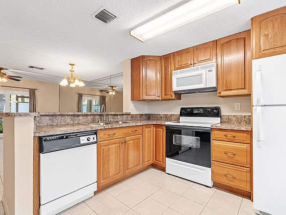 5th image of 2519 NE 15th Street