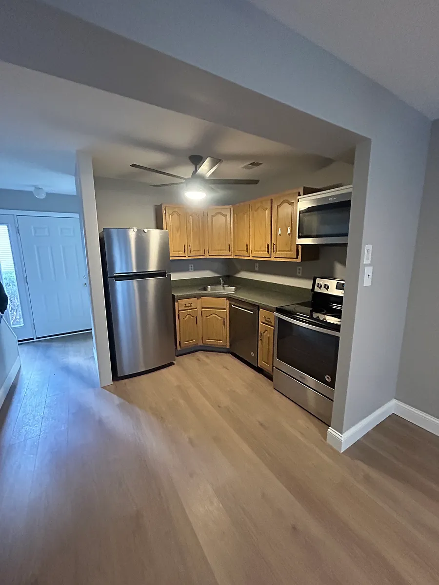 Building Photo - 555 Russell Rd #D22