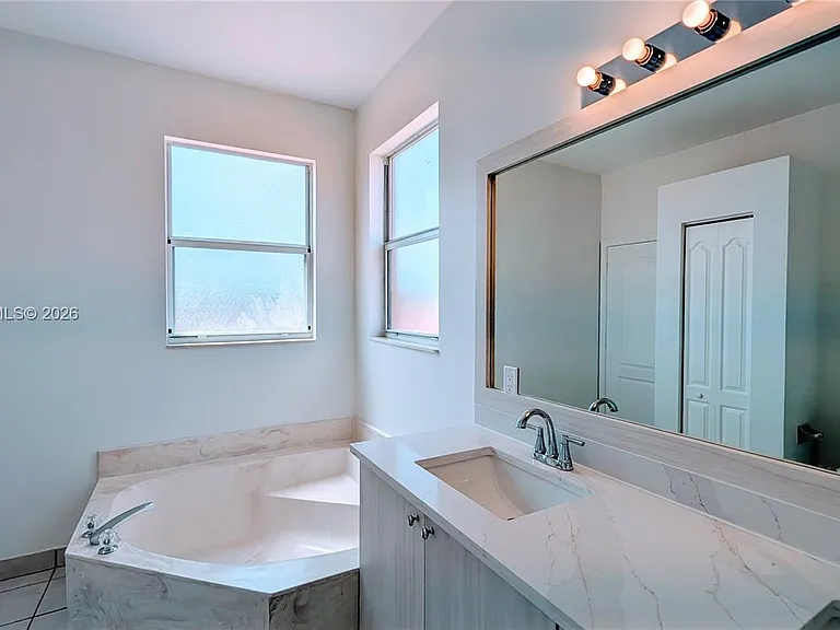 2151 NE 37th Ter — Photo 14