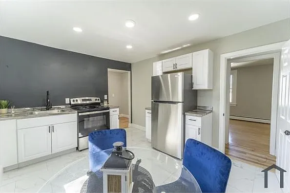 3 bed, 1600 sqft, $2,700 — Photo 2
