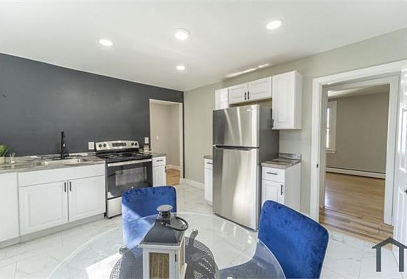 2nd image of 220 Fairfield Ave Unit 2
