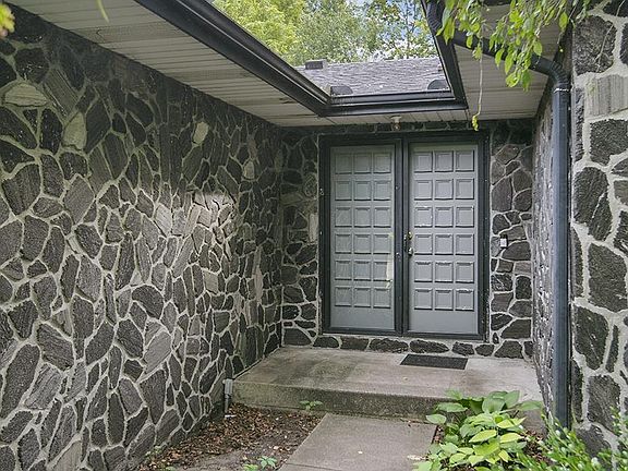 2nd image of 2907 Woodmere Ln