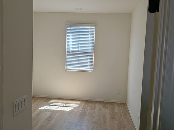 4th image of 2560 W La Salle St