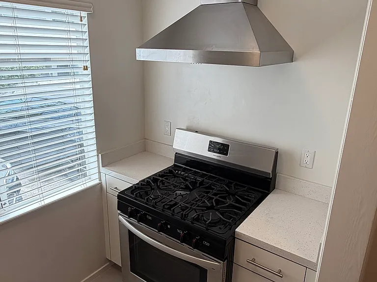 1302 S Saltair Ave #4 — Photo 5