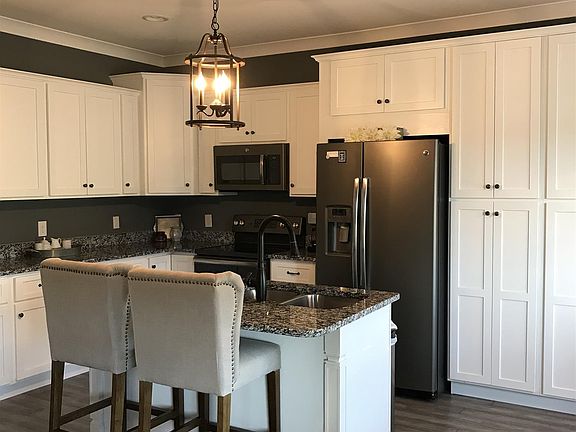 5th image of 182 Holly Ct