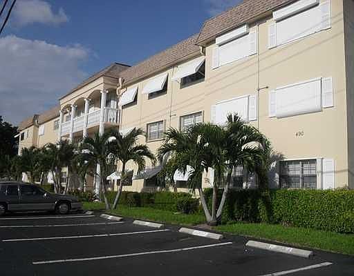 2nd image of 490 SE 19th Ave APT 202