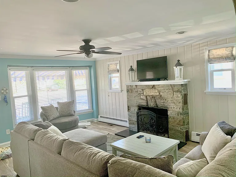 210 N Jerome Ave — Photo 2