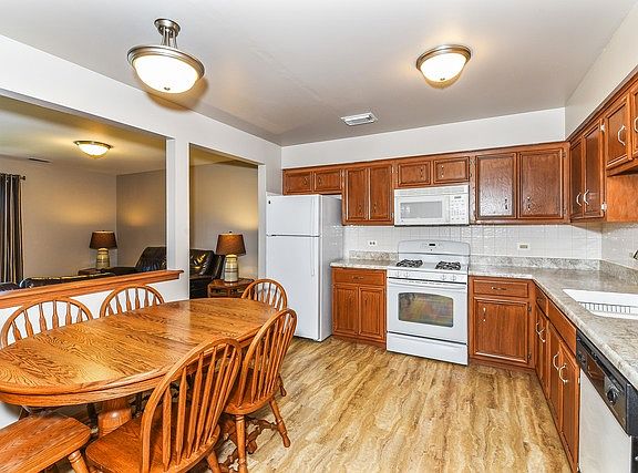 4th image of 10418 S Keating Ave APT 3G