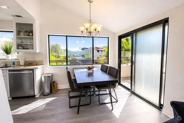 3 bed, 948 sqft, $3,195 — Photo 2
