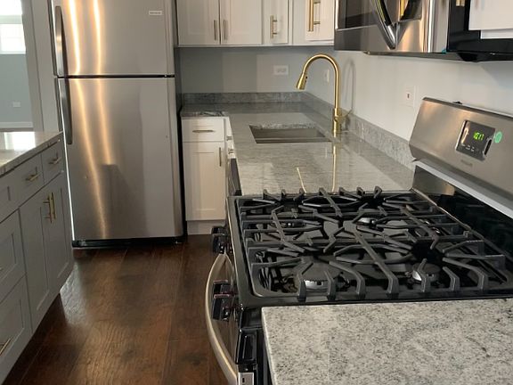 3rd image of 2945 W Peterson Ave #202