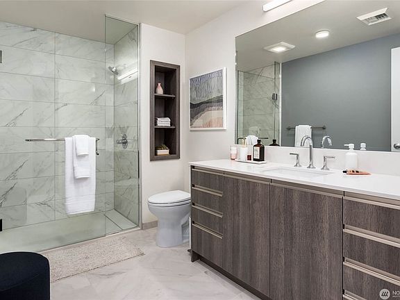 5th image of 800 Columbia St #1201
