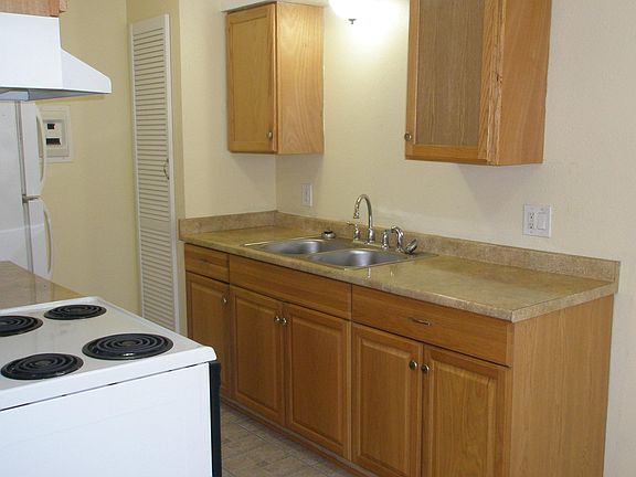 4th image of 425 Clifford St