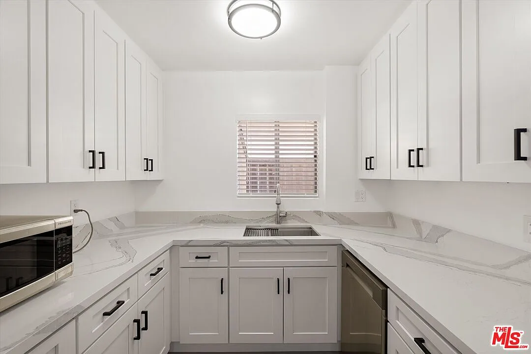 2 bed, 1.0 bath, 726 sqft, $3,500 — Photo 1