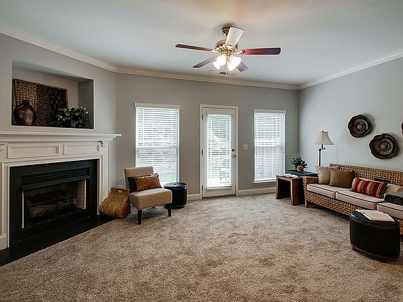 Large family room w/fireplac