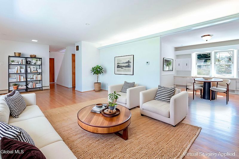 4th image of 1258 Hawthorn Road