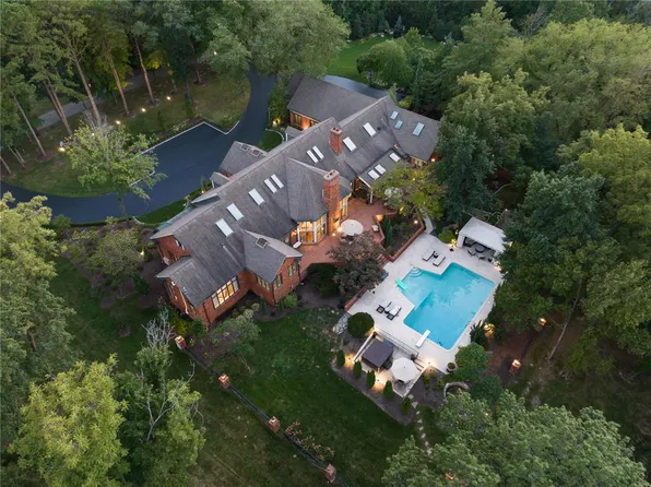 9 Deacon Dr, Saint Louis, MO 63131