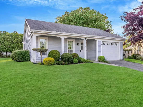 462 Summerwood #462, Ridge, NY 11961