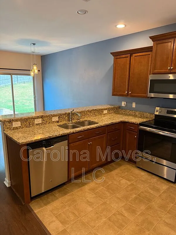 3 bed, 2.5 bath, 1645 sqft, $1,800 — Photo 4