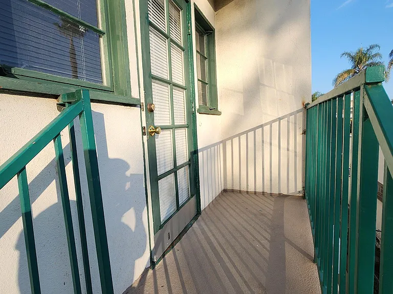 2009 Argyle Ave #8 — Photo 23
