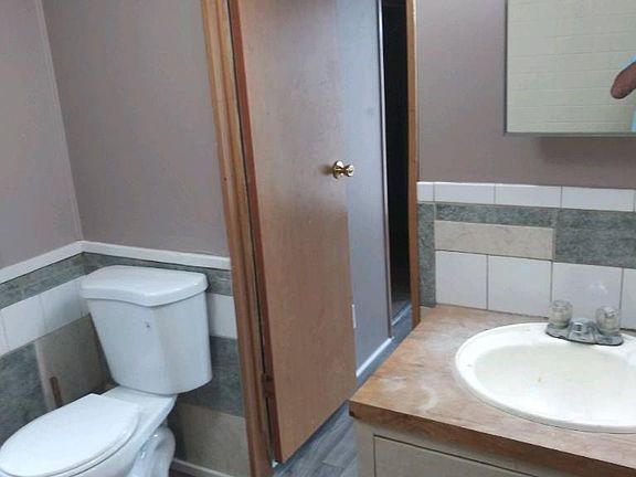 Two entries into bathroom.. master bedroom..